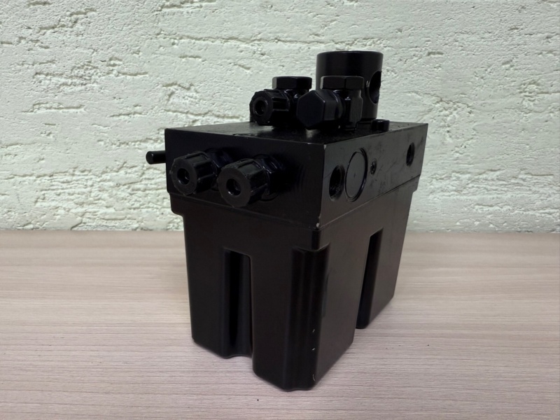 Наcос подъёма кабины и запаснoго кoлеса KамAЗ (двуxконтурный) (ан. КТС40-506.900-К3) / Ростар ГДСР.063114.002